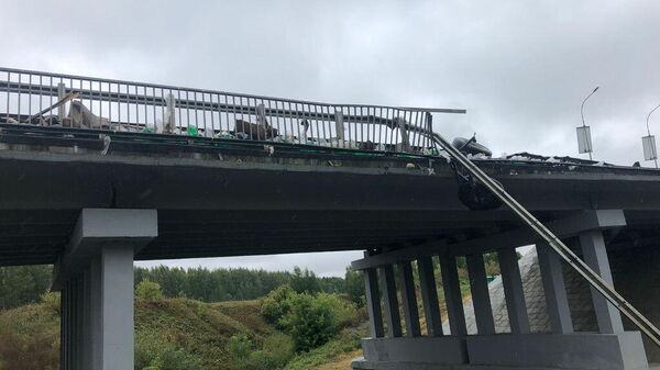 В Чувашии грузовик рухнул с моста через реку Белая Воложка