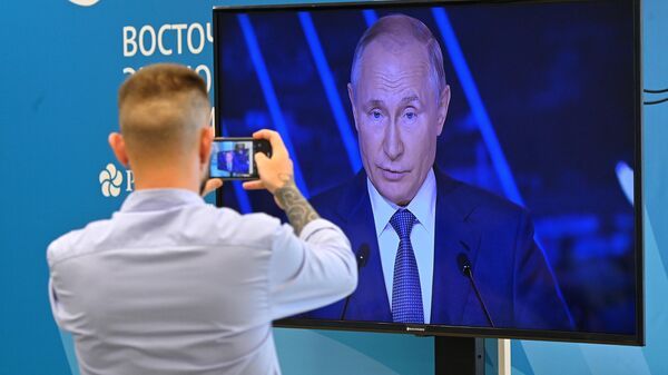 Трансляция выступления президента РФ Владимира Путина на Восточном экономическом форуме во Владивостоке