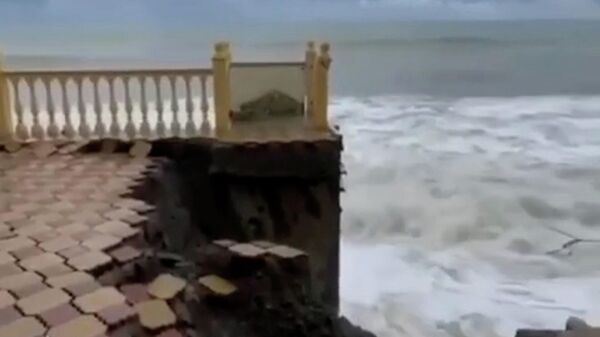 Последствия шторма в Сочи: в море смыло часть тротуара набережной