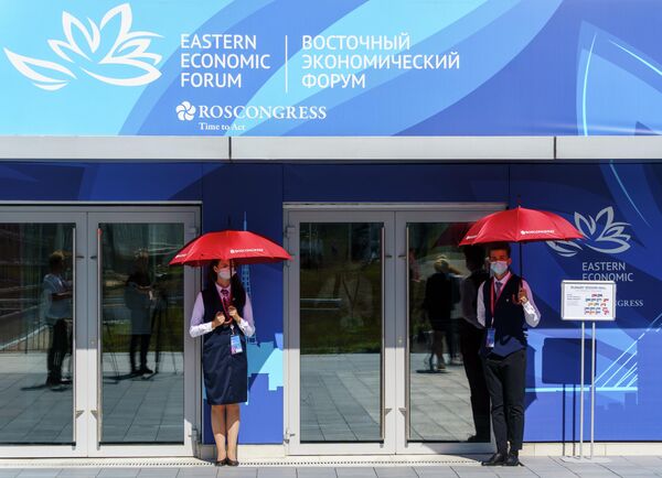Волонтеры встречают гостей на Восточном экономическом форуме во Владивостоке