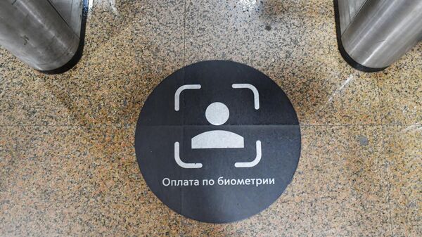 Турникет с новой системой Face Pay для оплаты проезда по лицу, которую тестируют на Филевской линии Московского метрополитена