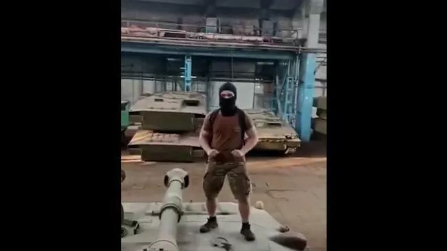 Блогеры станцевали на военной технике на заводе в Харькове