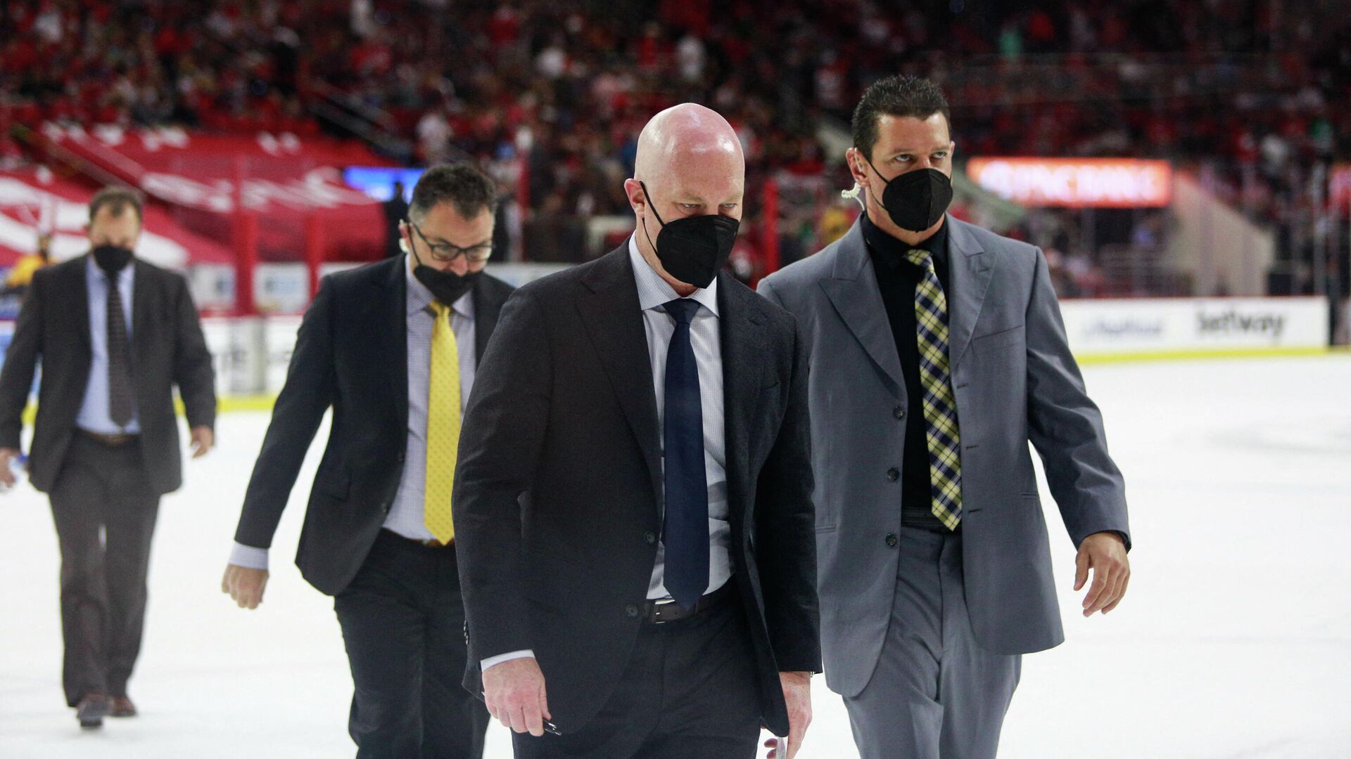 RALEIGH, NC - MAY 25: Head coach John Hynes of the Nashville Predators leaves the ice in Game Five of the First Round of the 2021 Stanley Cup Playoffs against the Carolina Hurricanes at the PNC Arena on May 25, 2021 in Raleigh, North Carolina.   Jenna Miller/Getty Images/AFP (Photo by Jenna Miller / GETTY IMAGES NORTH AMERICA / Getty Images via AFP) - РИА Новости, 1920, 03.09.2021