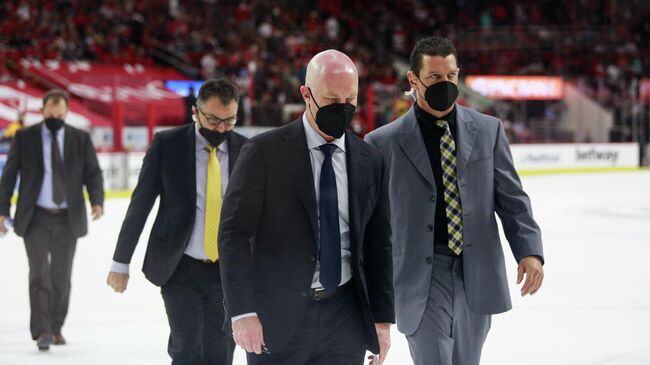 RALEIGH, NC - MAY 25: Head coach John Hynes of the Nashville Predators leaves the ice in Game Five of the First Round of the 2021 Stanley Cup Playoffs against the Carolina Hurricanes at the PNC Arena on May 25, 2021 in Raleigh, North Carolina.   Jenna Miller/Getty Images/AFP (Photo by Jenna Miller / GETTY IMAGES NORTH AMERICA / Getty Images via AFP)