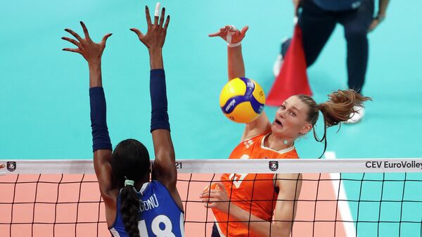 Netherlands' Indy Baijens (R) spikes the ball past Italy's Paola Ogechi Enolu (L) during  the 2021 women's CEV EuroVolley semi-final volleyball match between the Netherlands and Italy in Belgrade on September 3, 2021. (Photo by PEDJA MILOSAVLJEVIC / AFP)