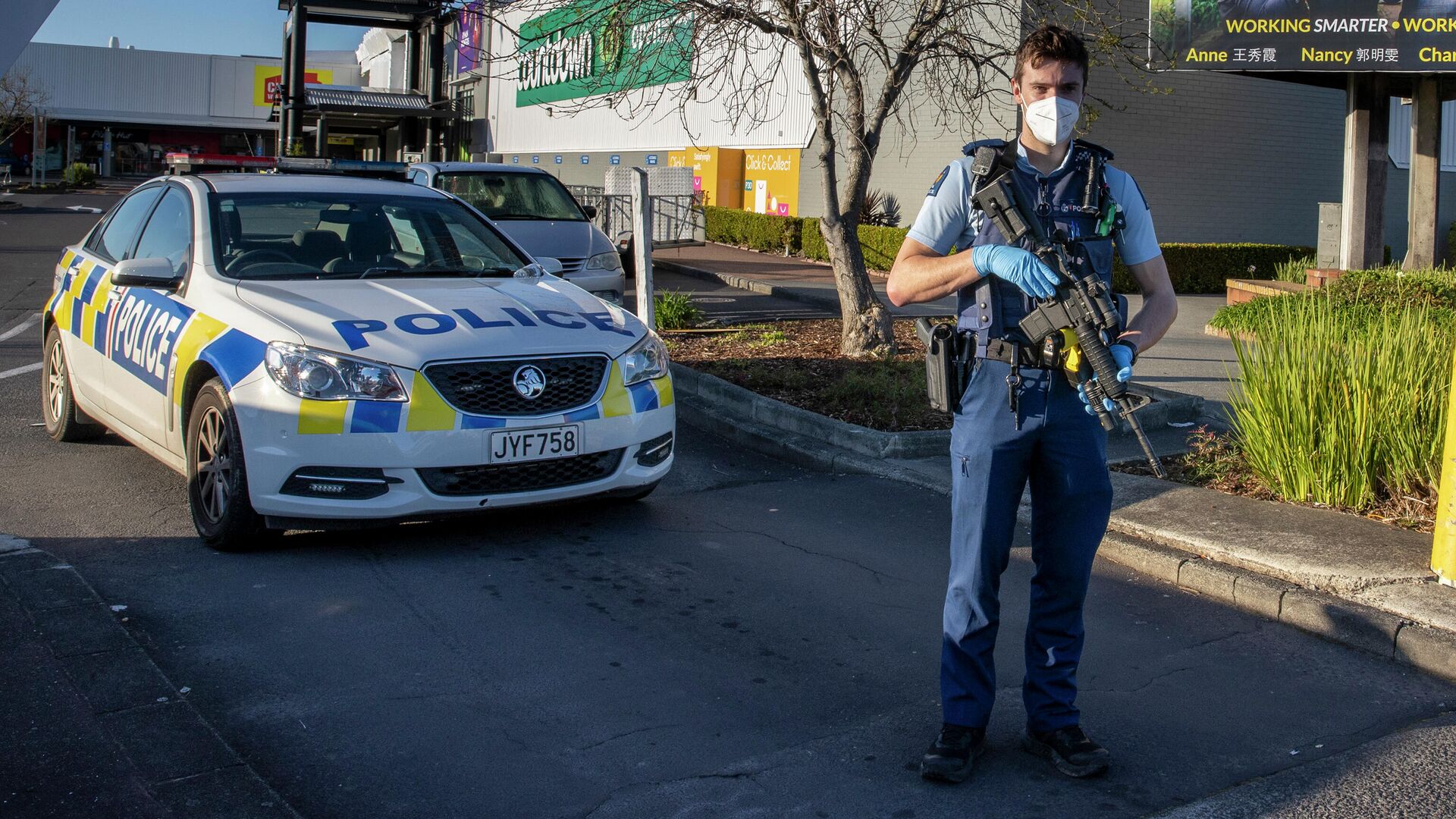 Сотрудник полиции Новой Зеландии у торгового центра в Окленде, где произошло нападение на посетителей - РИА Новости, 1920, 04.09.2021
