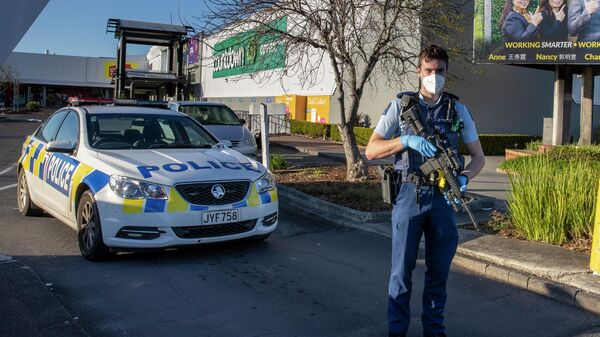 Сотрудник полиции Новой Зеландии у торгового центра в Окленде, где произошло нападение на посетителей