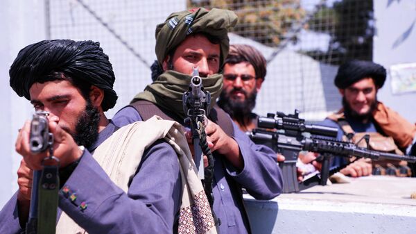 Боевики Талибана* возле аэропорта Кабула