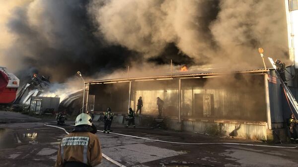 Сотрудники МЧС во время ликвидации пожара на двух складах в Московском районе Санкт-Петербурга