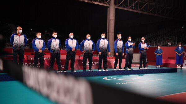 Российские спортсмены, члены сборной России (команда ПКР), завоевавшие серебряные медали соревнований по волейболу сидя среди мужчин на XVI Летних Паралимпийских играх в Токио, на церемонии награждения.