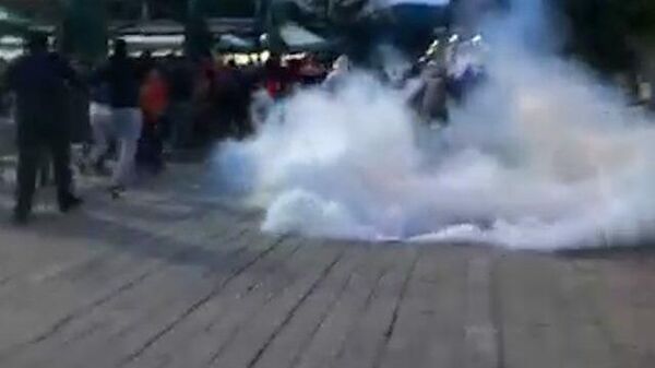 Полиция разгоняет протестующих слезоточивым газом