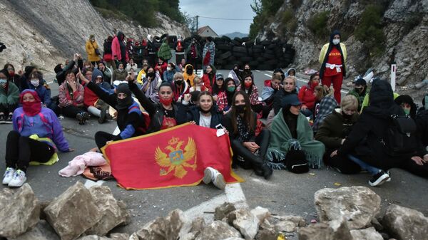 Протестующие блокируют въезд в город Цетине, Черногория