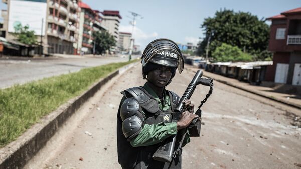 Офицер полиции Гвинеи на улице города Конакри