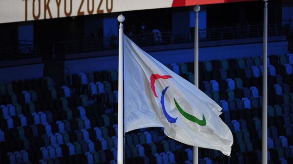 Поднятие флага Паралимпийского комитета России (ПКР) во время торжественной церемонии закрытия XVI летних Паралимпийских игр в Токио на Национальном олимпийском стадионе.
