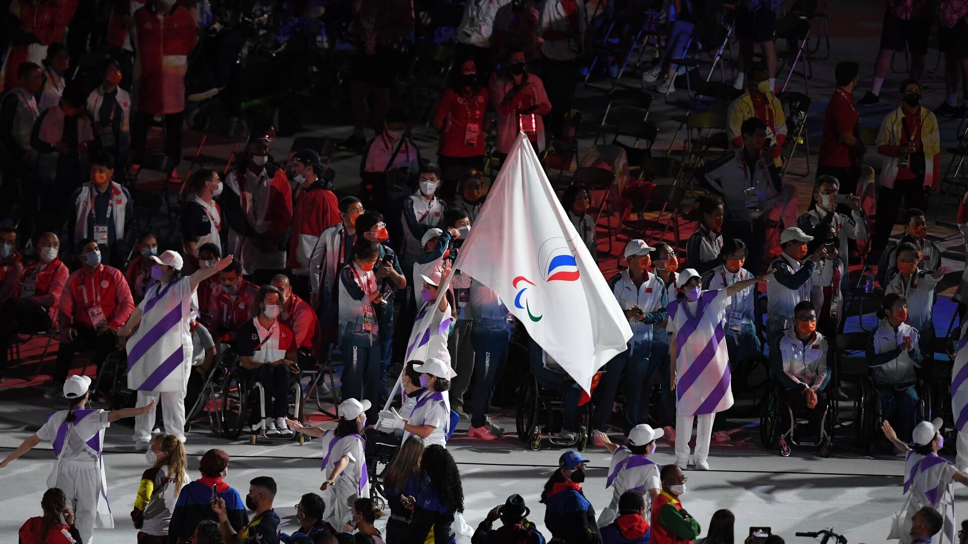 Знаменосец команды Паралимпийского комитета России (команда ПКР), пловец Роман Жданов во время торжественной церемонии закрытия XVI летних Паралимпийских игр в Токио на Национальном олимпийском стадионе. - РИА Новости, 1920, 05.09.2021