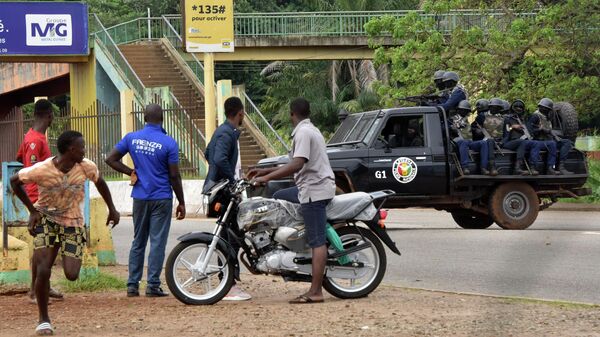 Национальная полиция Гвинеи проезжает по центральному району Калум в Конакри, во время стрельбы и беспорядков в районе президентсткой резиденции