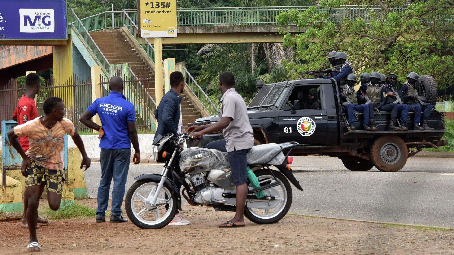 Национальная полиция Гвинеи проезжает по центральному району Калум в Конакри, во время стрельбы и беспорядков в районе президентсткой резиденции - РИА Новости, 1920, 05.09.2021
