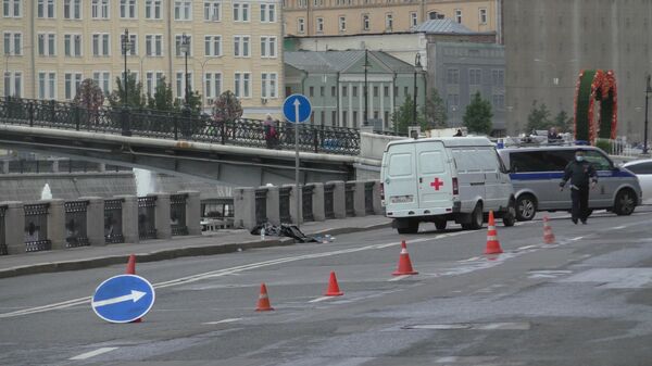 Последствия ДТП на Кадашевской набережной в центре Москвы