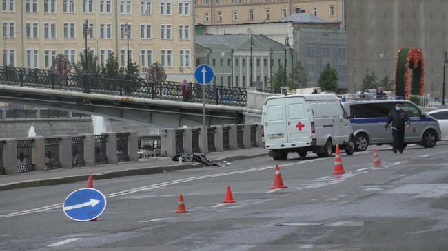 Последствия ДТП на Кадашевской набережной в центре Москвы