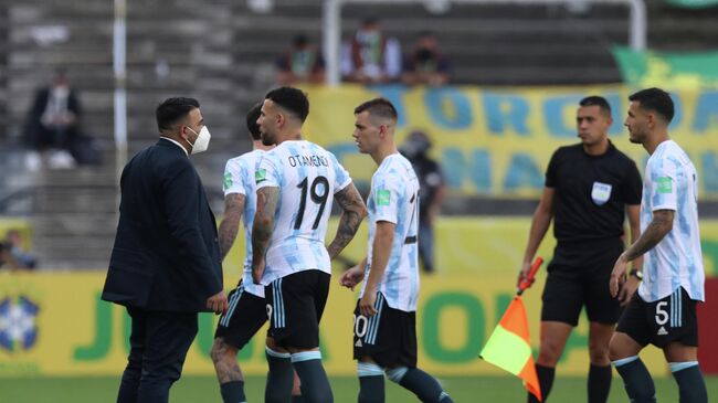 Аргентинские футболисты уходят с поля в матче с Бразилией