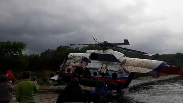 Ми-8 поднимают со дна Курильского озера 