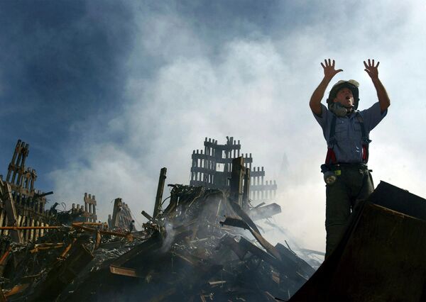 Пожарный на месте теракта 11 сентября 2001 года в Нью-Йорке