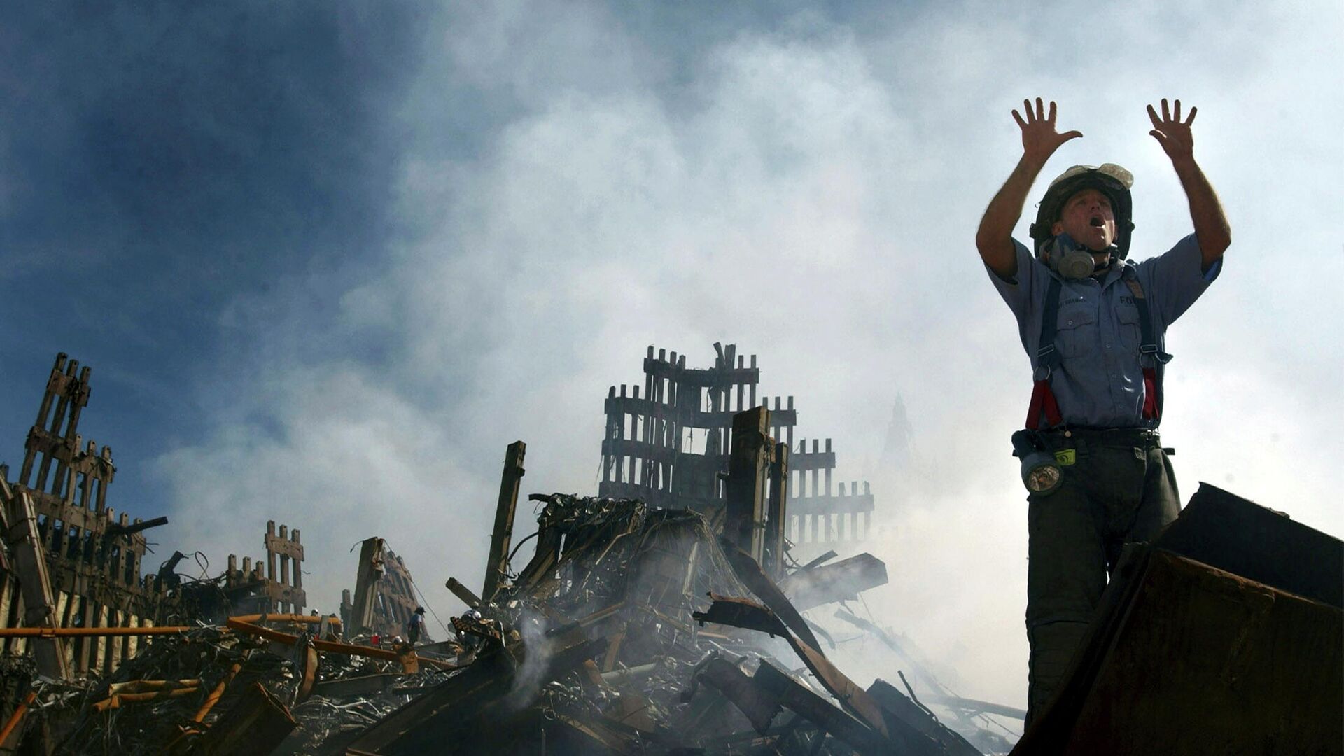 Пожарный на месте теракта 11 сентября 2001 года в Нью-Йорке - РИА Новости, 1920, 06.09.2021