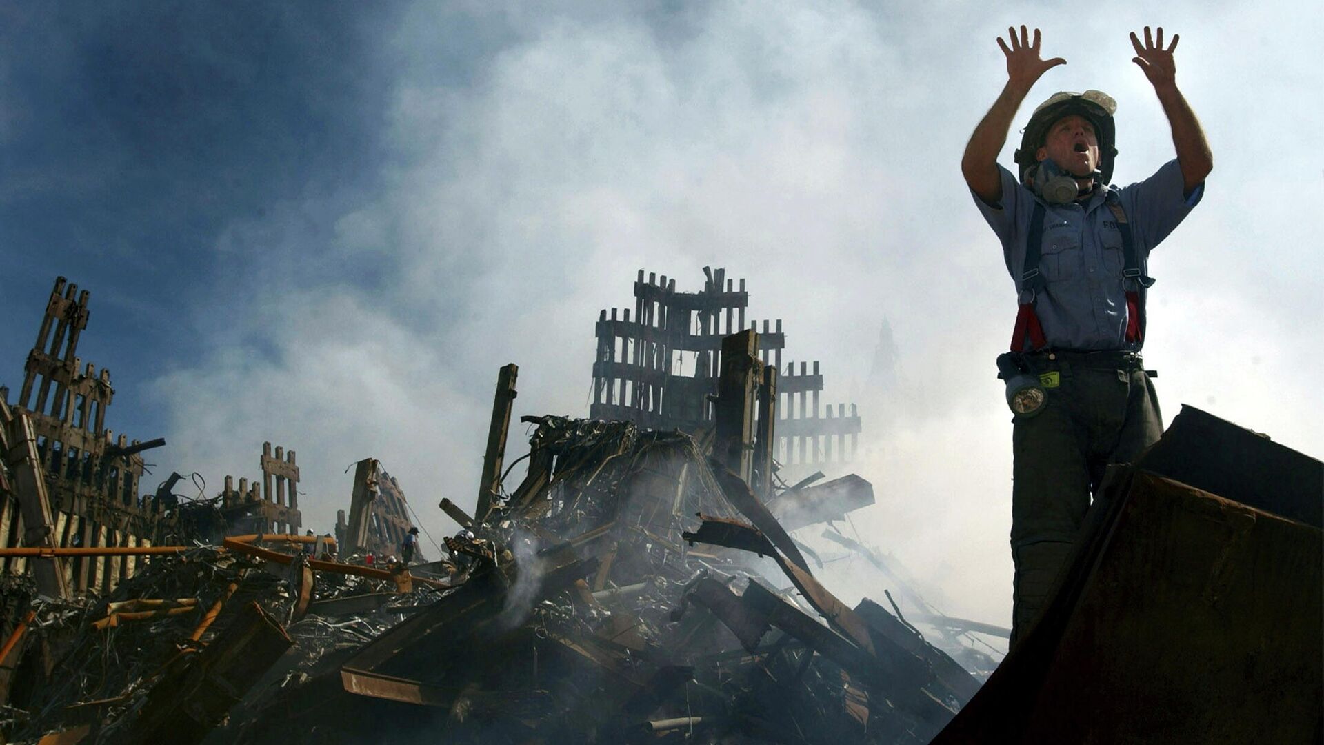 Пожарный на месте теракта 11 сентября 2001 года в Нью-Йорке - РИА Новости, 1920, 06.09.2021