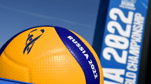 Волейбольный мяч у стелы обратного отсчёта до начала Чемпионата мира по волейболу FIVB 2022 в Калининграде. Чемпионат мира пройдёт в России с 26 августа по 11 сентября 2022 года.