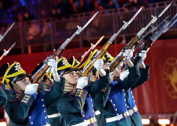 Рота специального караула Президентского полка выступает на торжественной церемонии закрытия XIV Международного военно-музыкального фестиваля Спасская башня на Красной площади в Москве
