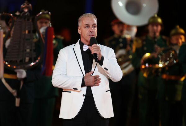 Участник группы Rammstein Тилль Линдеманн во время выступления на торжественной церемонии закрытия XIV Международного военно-музыкального фестиваля Спасская башня на Красной площади в Москве