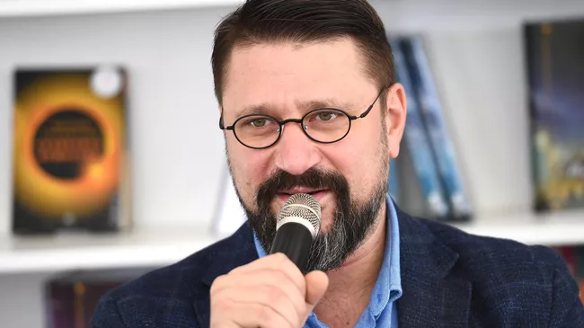 Актер и телеведущий Виктор Логинов 