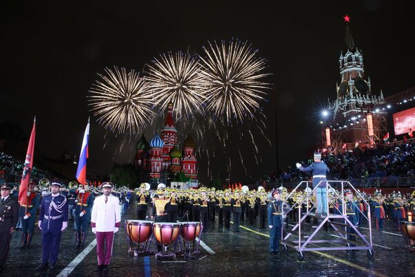 Салют на торжественной церемонии закрытия XIV Международного военно-музыкального фестиваля Спасская башня на Красной площади в Москве