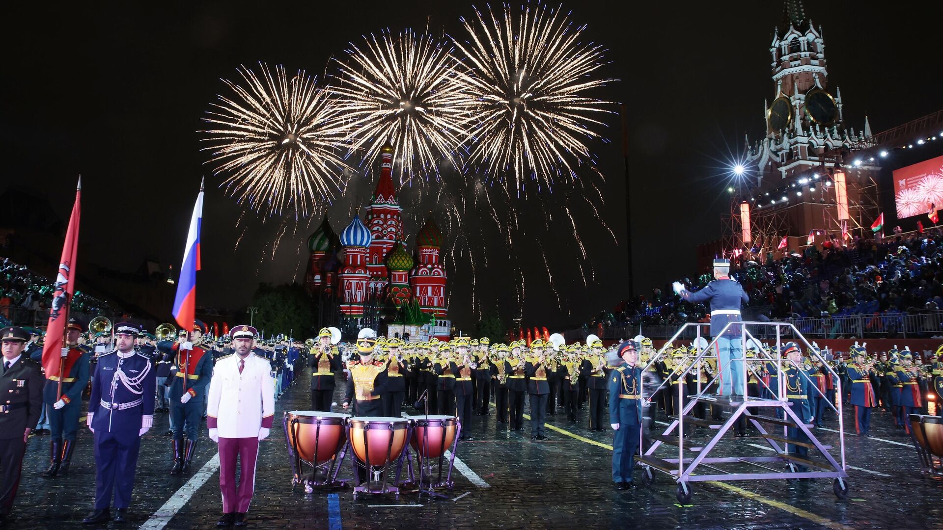 Салют во время Международного военно-музыкального фестиваля Спасская башня на Красной площади в Москве - РИА Новости, 1920, 30.04.2024