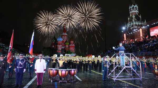 Салют на торжественной церемонии закрытия XIV Международного военно-музыкального фестиваля Спасская башня на Красной площади в Москве