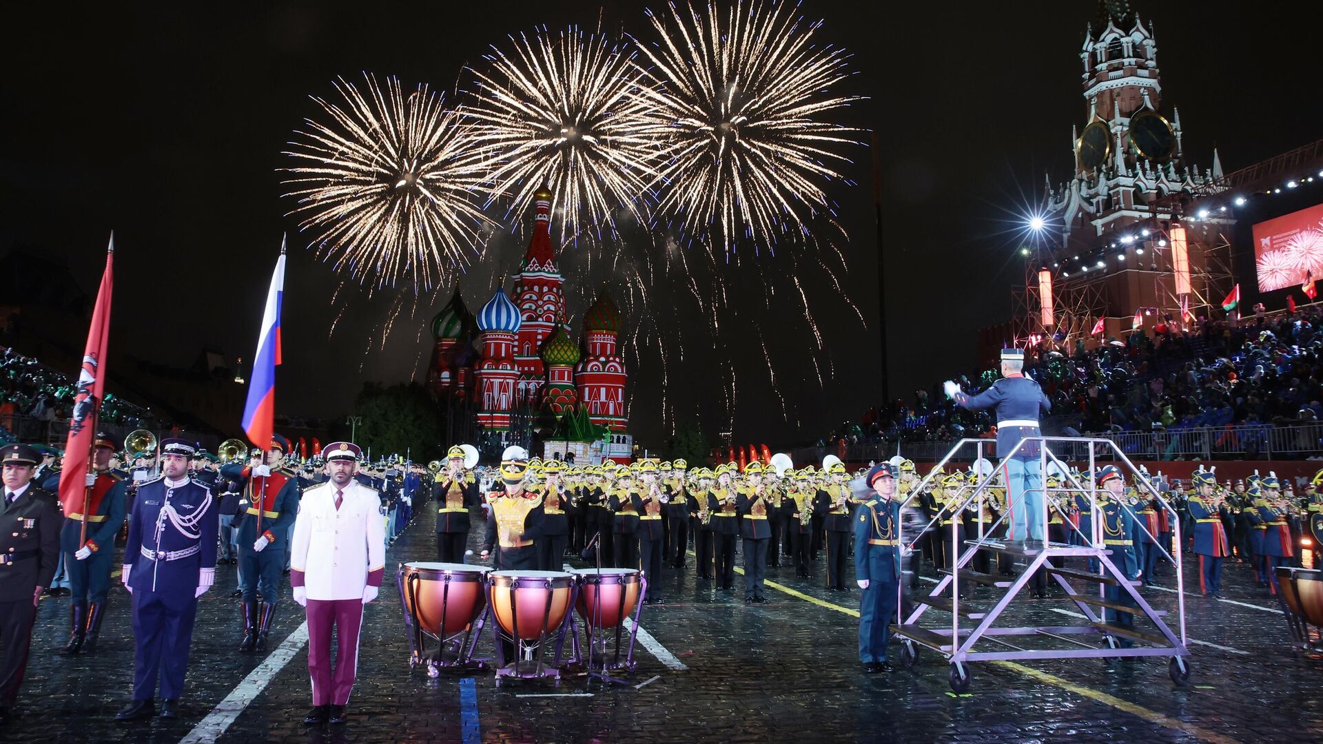 Салют во время Международного военно-музыкального фестиваля Спасская башня на Красной площади в Москве0