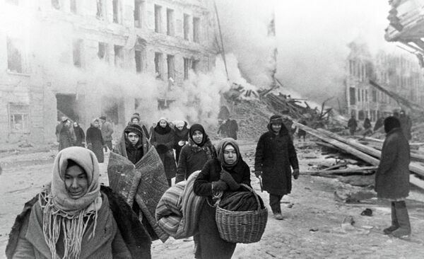 Жители блокадного Ленинграда выходят из бомбоубежища после отбоя тревоги