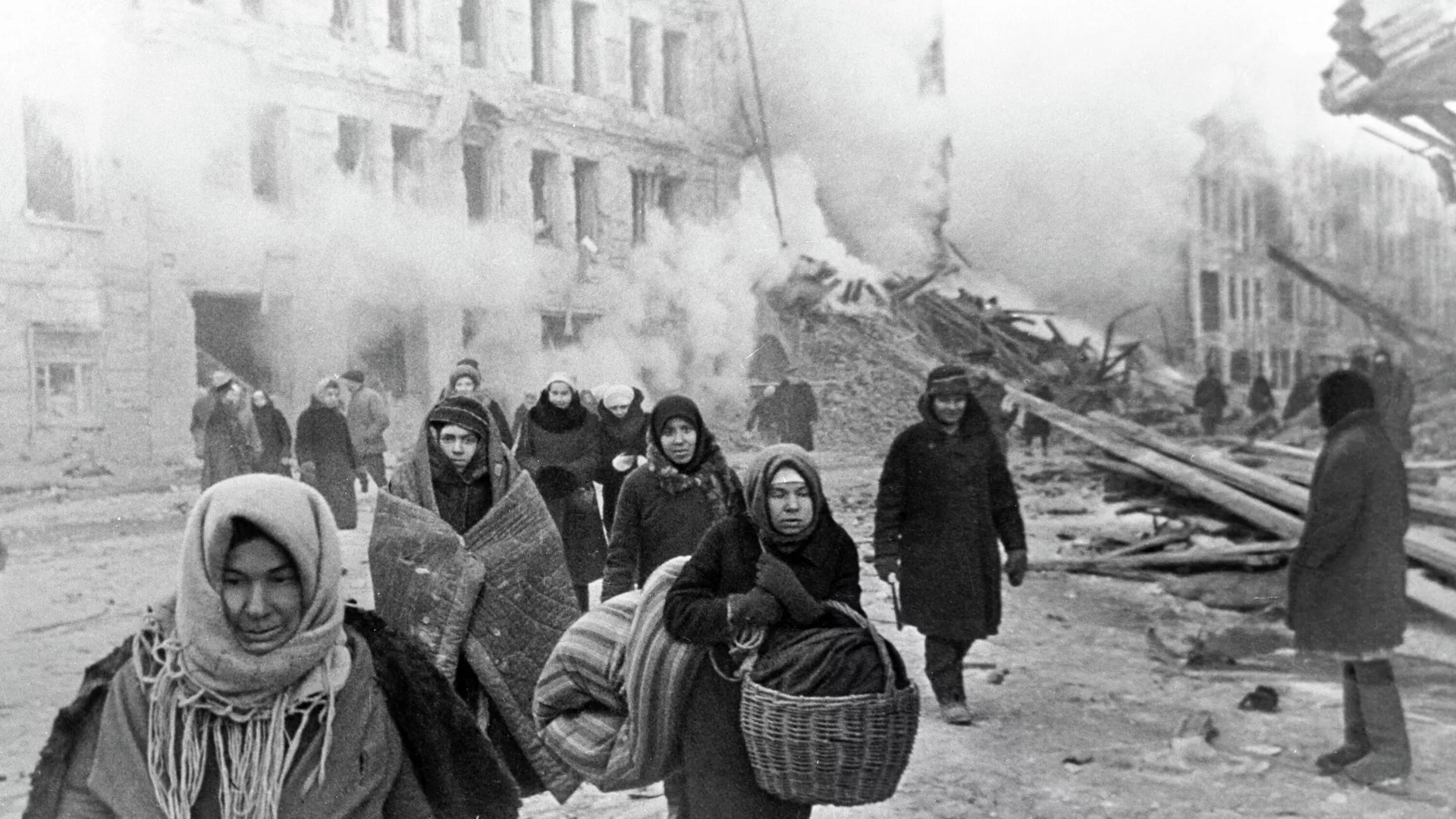 Жители блокадного Ленинграда выходят из бомбоубежища после отбоя тревоги - РИА Новости, 1920, 08.09.2021