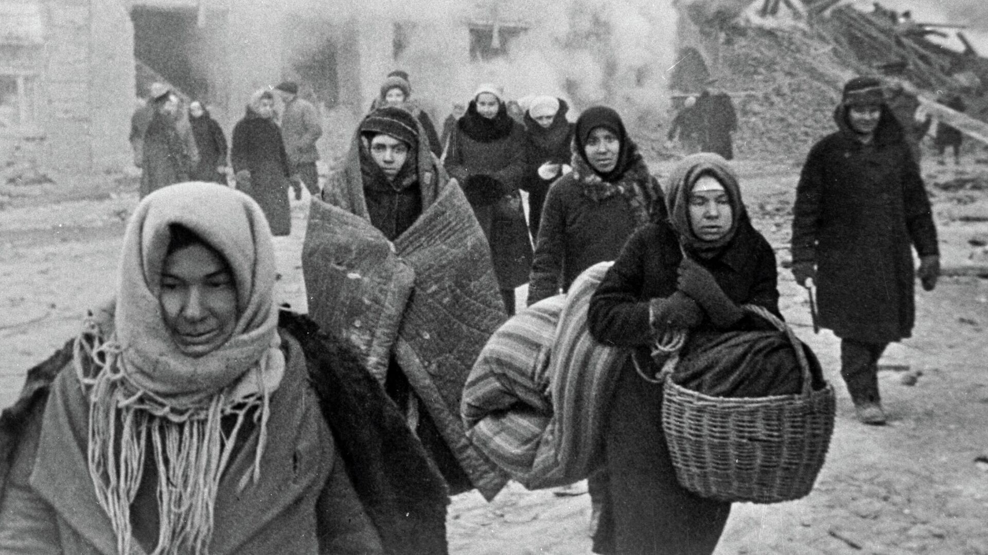 Жители блокадного Ленинграда выходят из бомбоубежища после отбоя тревоги - РИА Новости, 1920, 15.09.2022