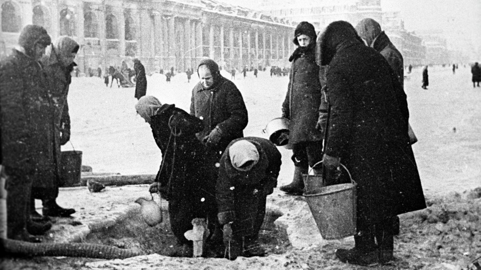 Жители блокадного Ленинграда набирают воду, появившуюся после артобстрела в пробоинах в асфальте на Невском проспекте - РИА Новости, 1920, 08.09.2021