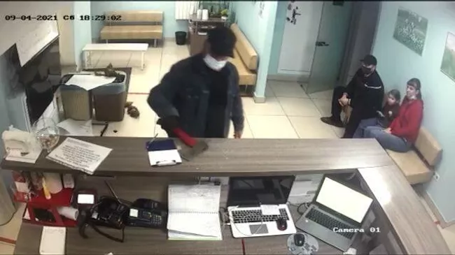 Вы друга убили: в Красноярске мужчина разнес топором ветклинику
