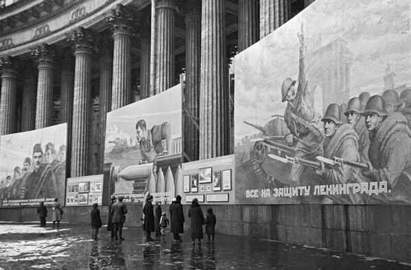 Блокада Ленинграда. Плакаты на Казанском соборе 