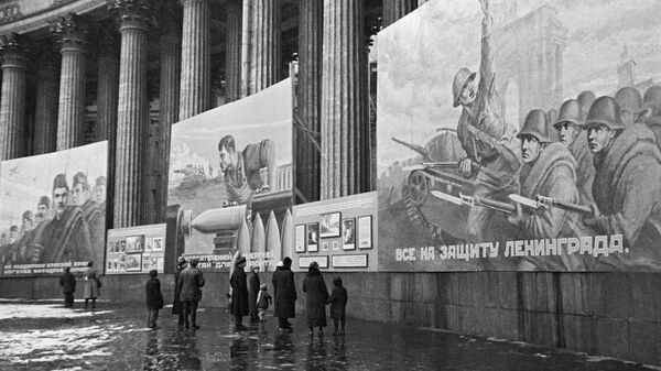 Блокада Ленинграда. Плакаты на Казанском соборе 