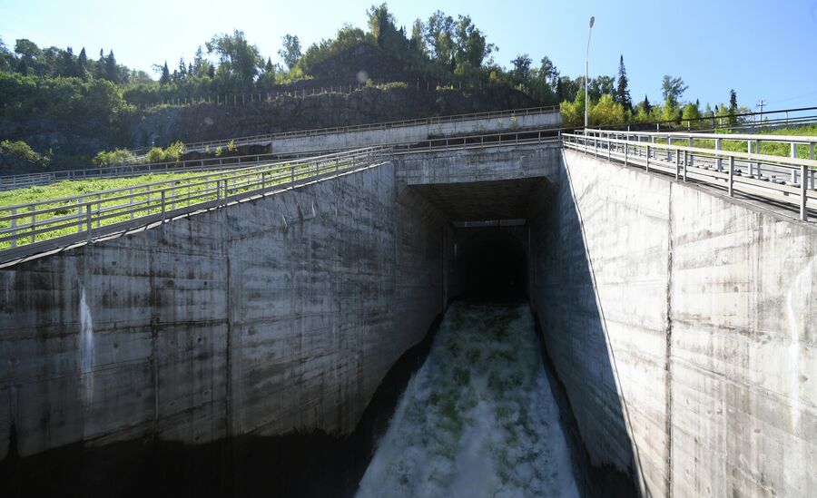 Фрагмент берегового водосброса Саяно-Шушенской ГЭС на реке Енисей 