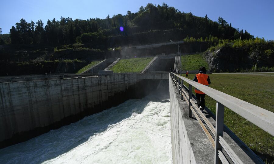 Фрагмент берегового водосброса Саяно-Шушенской ГЭС на реке Енисей