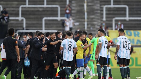 Футболисты Аргентины и Бразилии во время потасовки