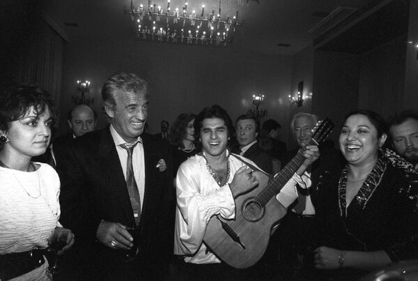 Французский актер Жан-Поль Бельмондо с солистами цыганского ансамбля в гостинице Советская