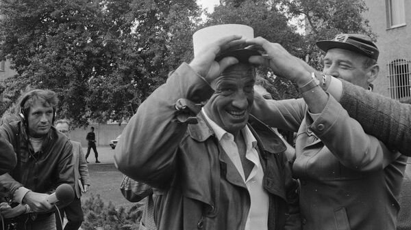 Французский актер Жан-Поль Бельмондо во время посещения лагеря французских войск в Западном Берлине