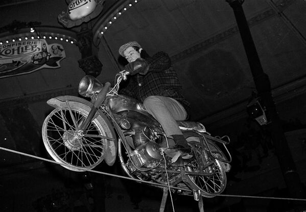 Актер Жан-Поль Бельмондо репетирует свое выступление в Цирке Медрано в Париже