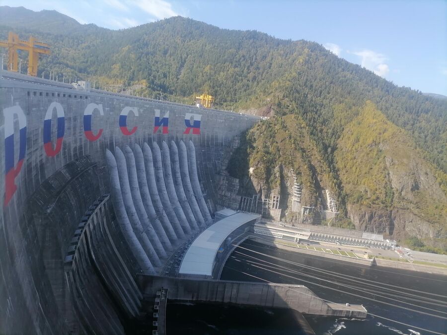 Вид на надпись Россия на Саяно-Шушенской ГЭС